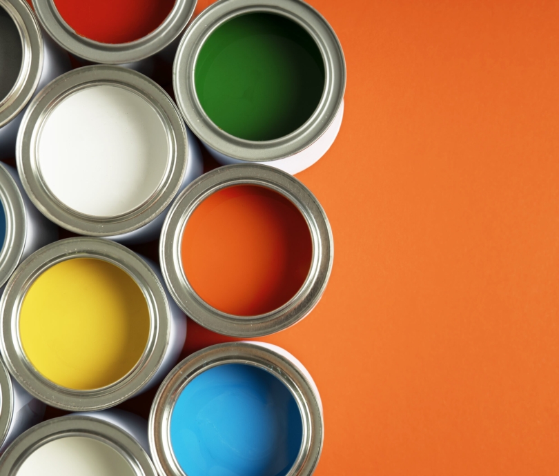 latas-planas-de-pintura-de-colores