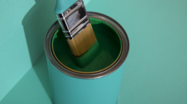 surtido-de-articulos-de-pintura-con-pintura-verde