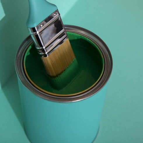 surtido-de-articulos-de-pintura-con-pintura-verde