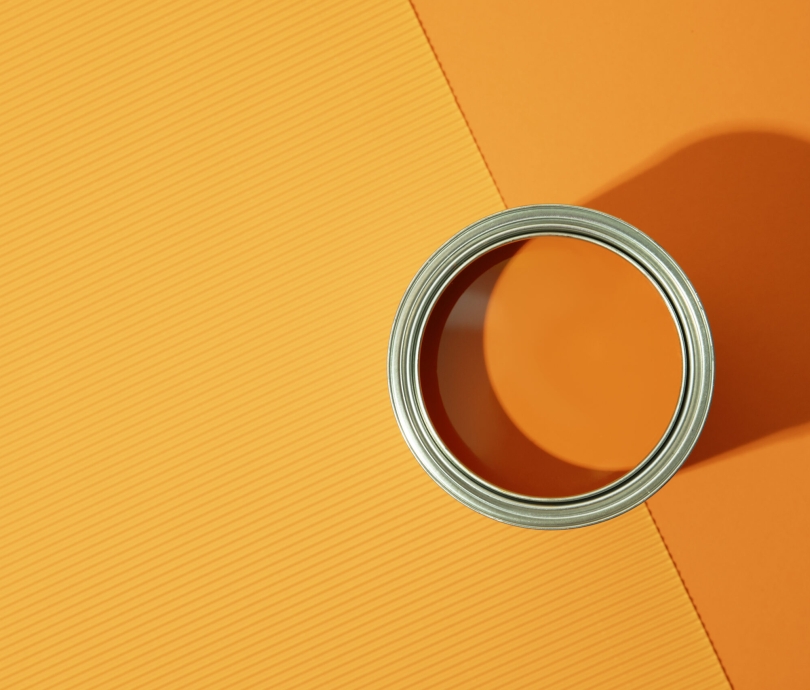 lata-de-vista-superior-con-pintura-naranja